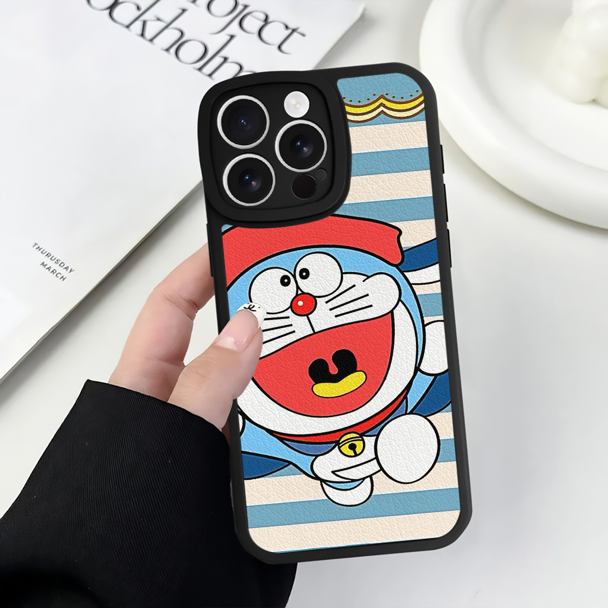 （画像用） ドラえもん Doraemon 【iPhone 16シリーズ対応】シリコンスマホケース（レザー調） 材質：シリコン